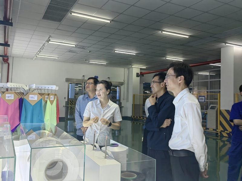 参观车间.jpg